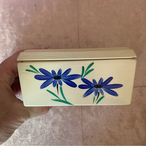 👗Painted White Ceramic Knick-Knack Box with Forget-Me-Not Flowers - Picture 9 of 11